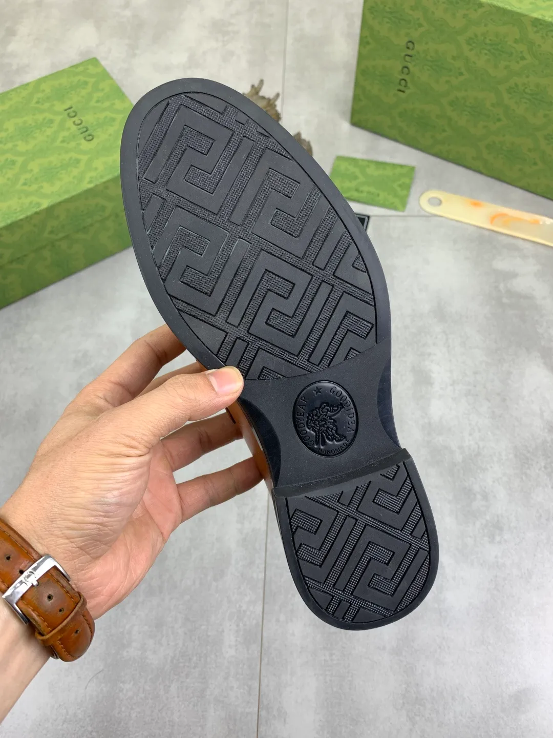 Men's shoes💰P500💰【New model, soft and comfortable Gucci classic business leather shoes hot selection (Gucci) official website latest Gucci 🎁 business leather shoes, hot style 💥 simple and elegant style, exclusive for trendy men. Unique official website latest brand original double G embossed element 👑Gucci Original decoration, fashionable and generous, made of original calfskin ✅ fully imported first-layer pigskin lining, official website designated wear-resistant, rubber business outsole, real-life photos of classic models at the counter 🎬38-44 (customized for 45) 3⃣️ colors available